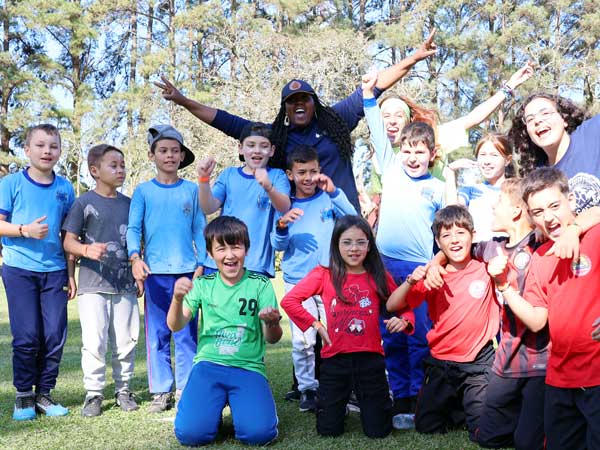 L'équipe GO partage l'évangile lors d'un camp de jour